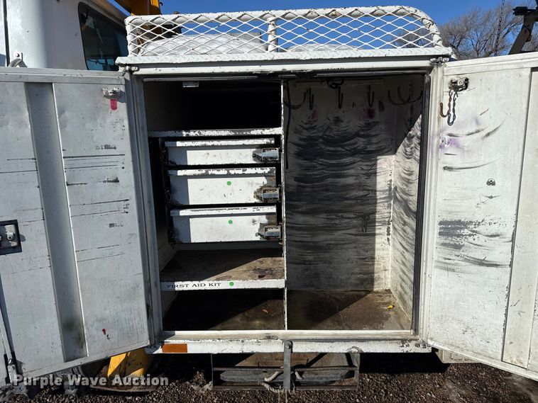 image for item EP2768 1998 International 4700 digger derrick truck