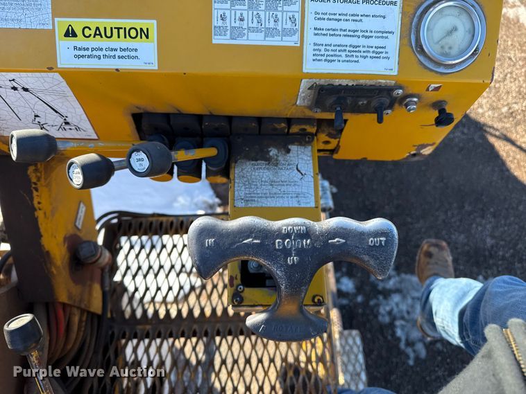 image for item EP2768 1998 International 4700 digger derrick truck