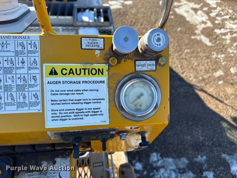 image for item EP2768 1998 International 4700 digger derrick truck