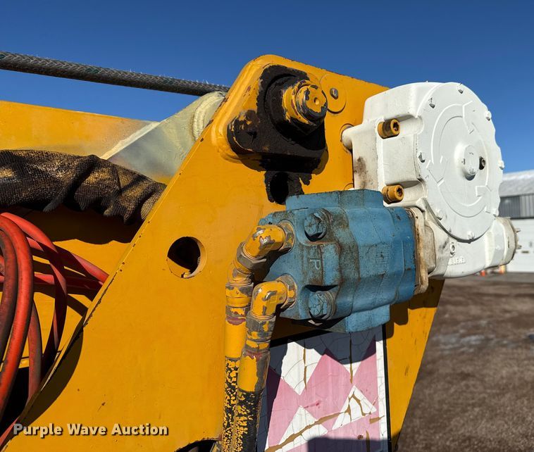 image for item EP2768 1998 International 4700 digger derrick truck