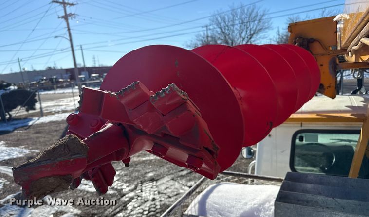 image for item EP2768 1998 International 4700 digger derrick truck