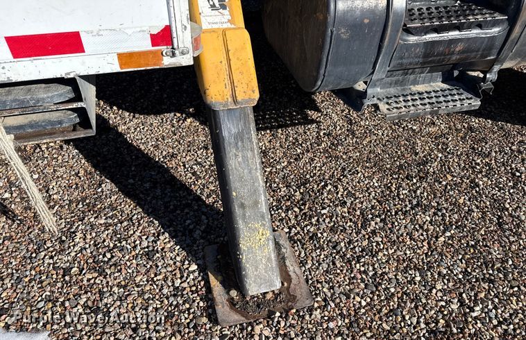 image for item EP2768 1998 International 4700 digger derrick truck