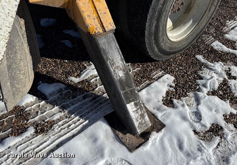 image for item EP2768 1998 International 4700 digger derrick truck