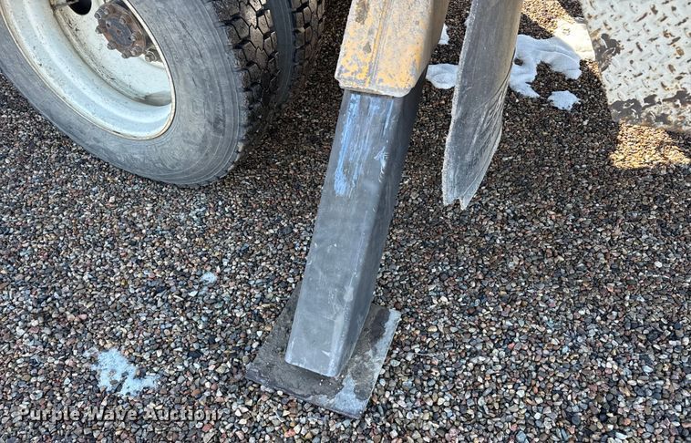 image for item EP2768 1998 International 4700 digger derrick truck