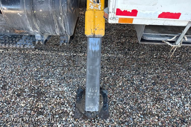 image for item EP2768 1998 International 4700 digger derrick truck