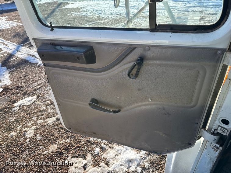 image for item EP2768 1998 International 4700 digger derrick truck