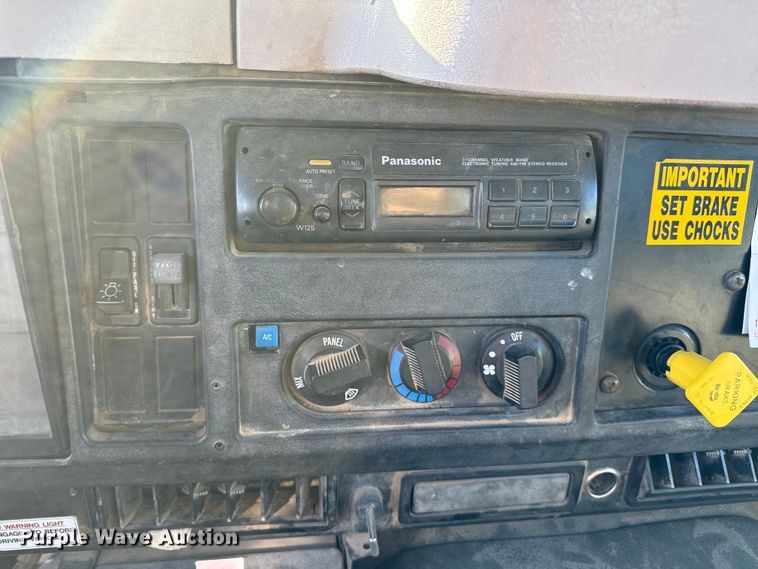 image for item EP2768 1998 International 4700 digger derrick truck