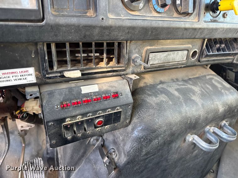 image for item EP2768 1998 International 4700 digger derrick truck