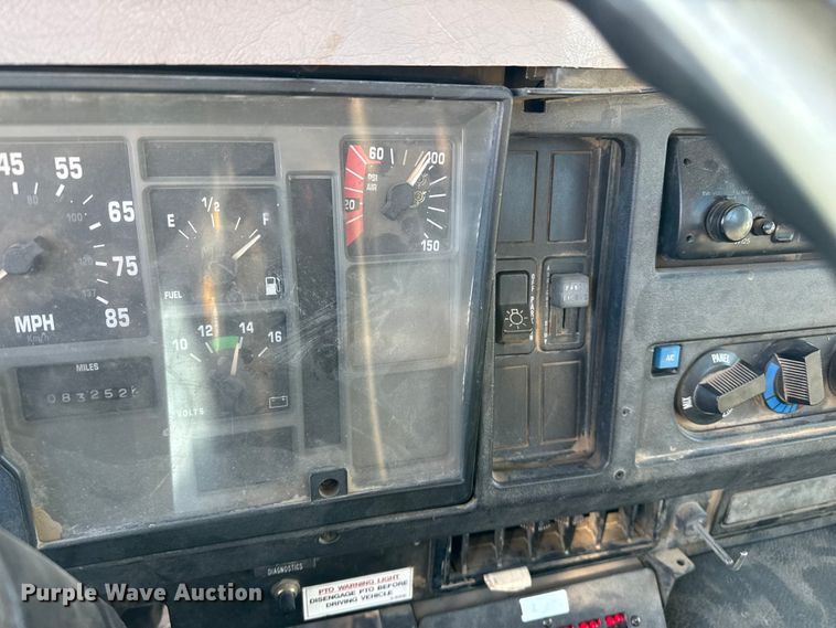 image for item EP2768 1998 International 4700 digger derrick truck