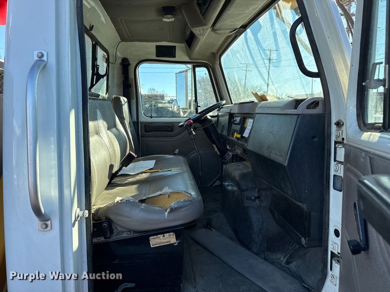 image for item EP2768 1998 International 4700 digger derrick truck