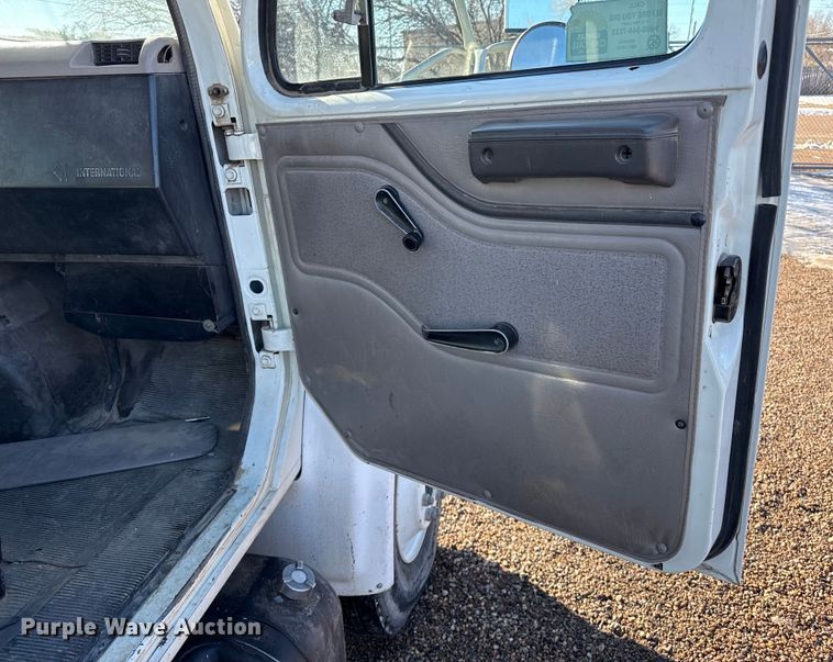 image for item EP2768 1998 International 4700 digger derrick truck