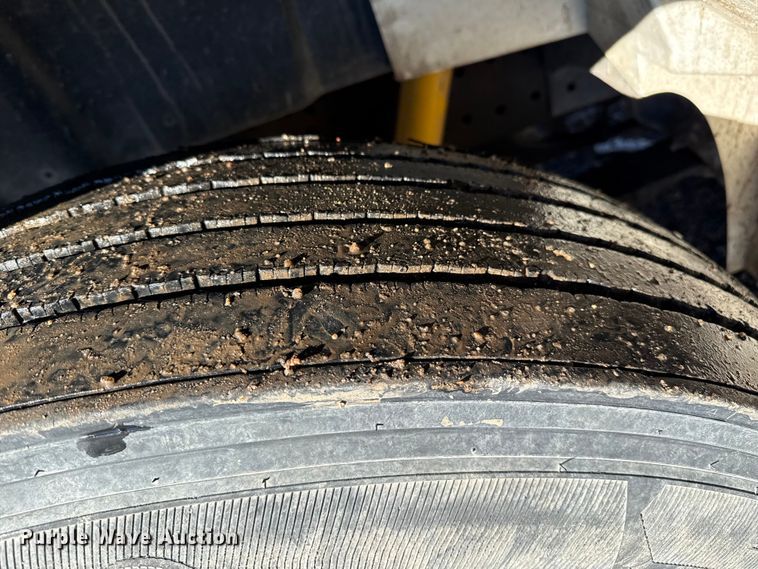 image for item EP2768 1998 International 4700 digger derrick truck