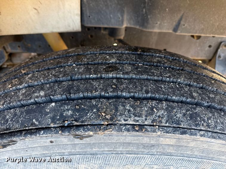 image for item EP2768 1998 International 4700 digger derrick truck