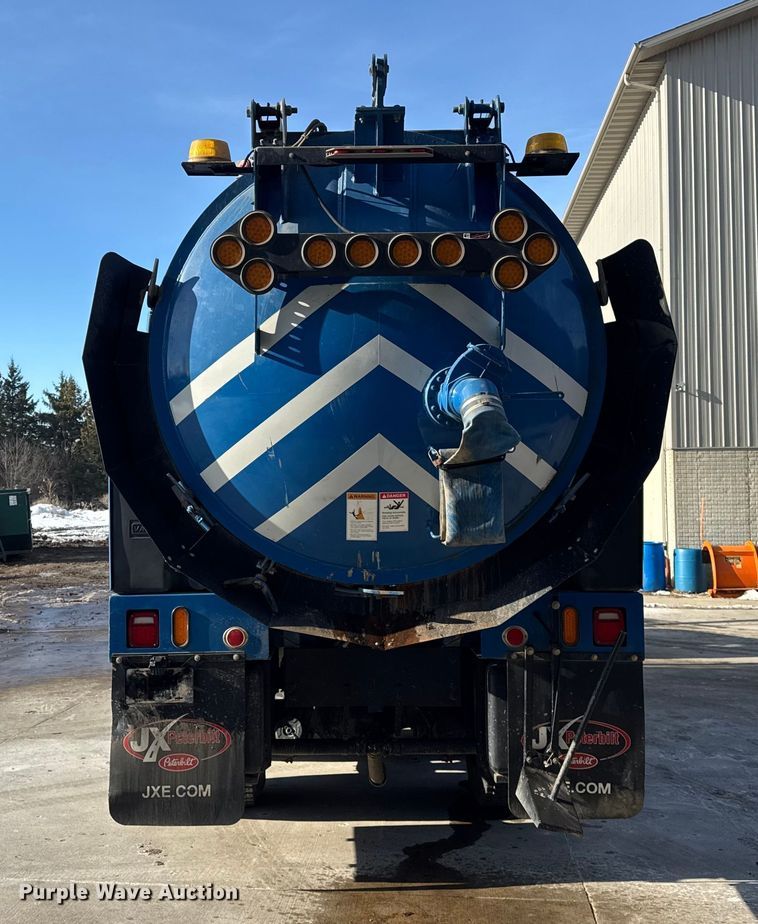 image for item ER0345 2014 Peterbilt 348 sewer jetter truck