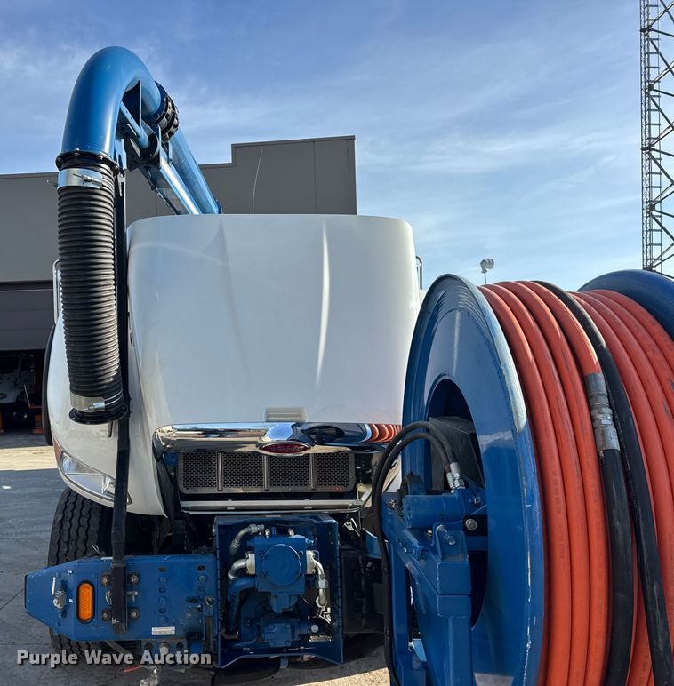 image for item ER0345 2014 Peterbilt 348 sewer jetter truck