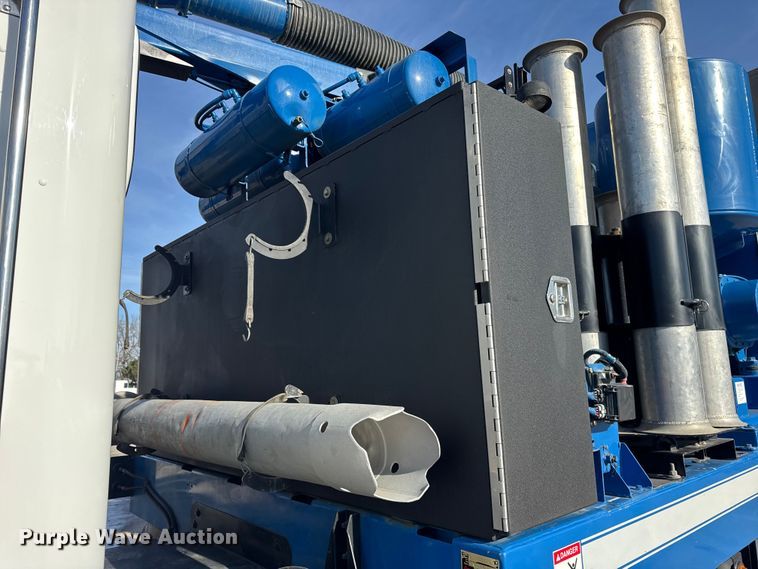 image for item ER0345 2014 Peterbilt 348 sewer jetter truck