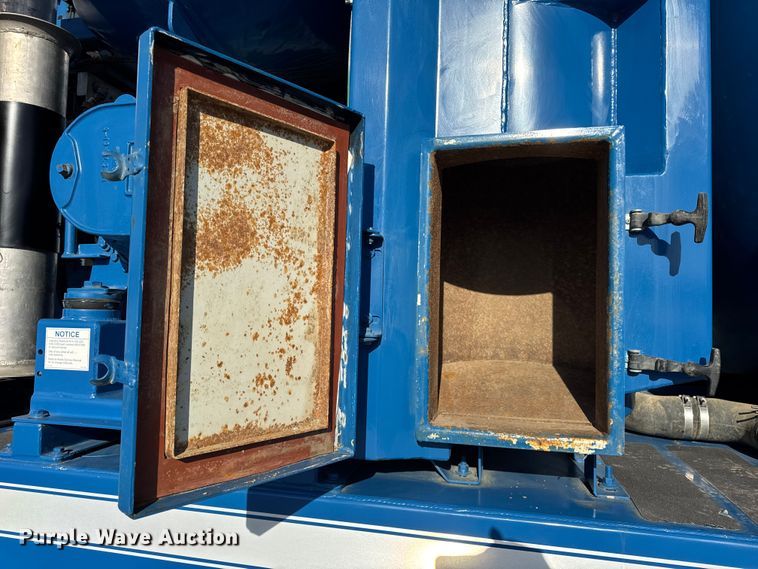 image for item ER0345 2014 Peterbilt 348 sewer jetter truck