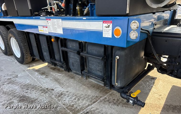 image for item ER0345 2014 Peterbilt 348 sewer jetter truck