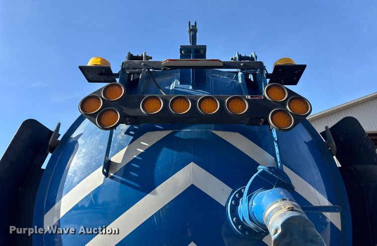 image for item ER0345 2014 Peterbilt 348 sewer jetter truck