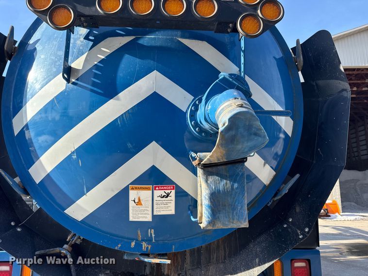 image for item ER0345 2014 Peterbilt 348 sewer jetter truck