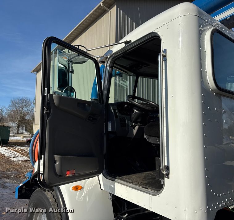 image for item ER0345 2014 Peterbilt 348 sewer jetter truck