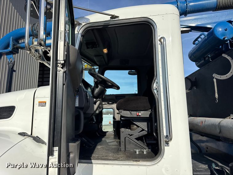image for item ER0345 2014 Peterbilt 348 sewer jetter truck
