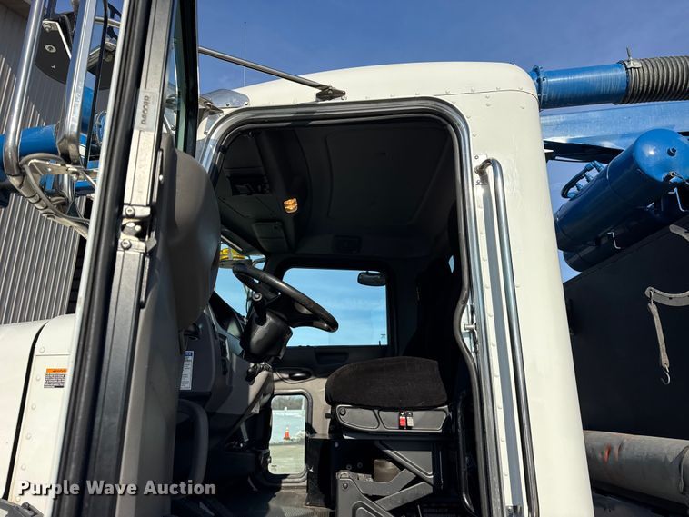 image for item ER0345 2014 Peterbilt 348 sewer jetter truck