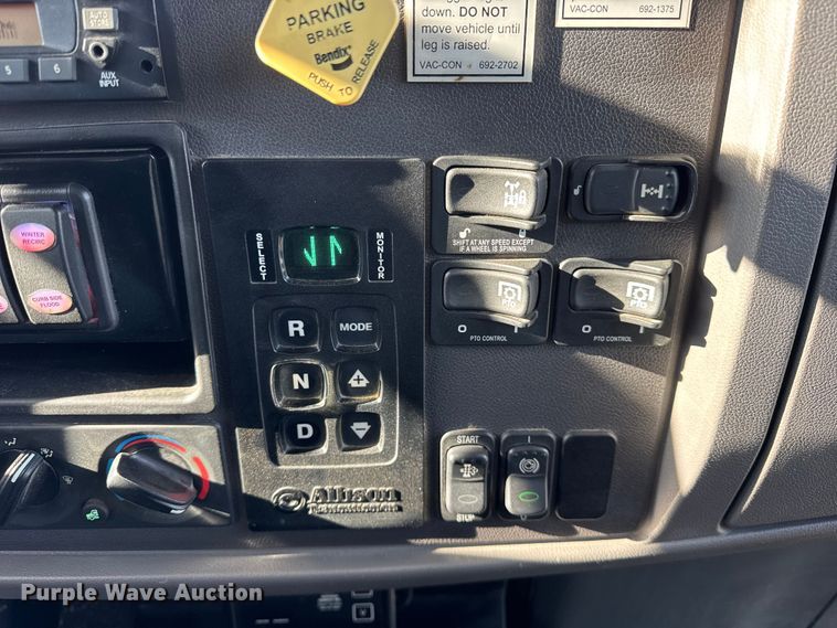 image for item ER0345 2014 Peterbilt 348 sewer jetter truck