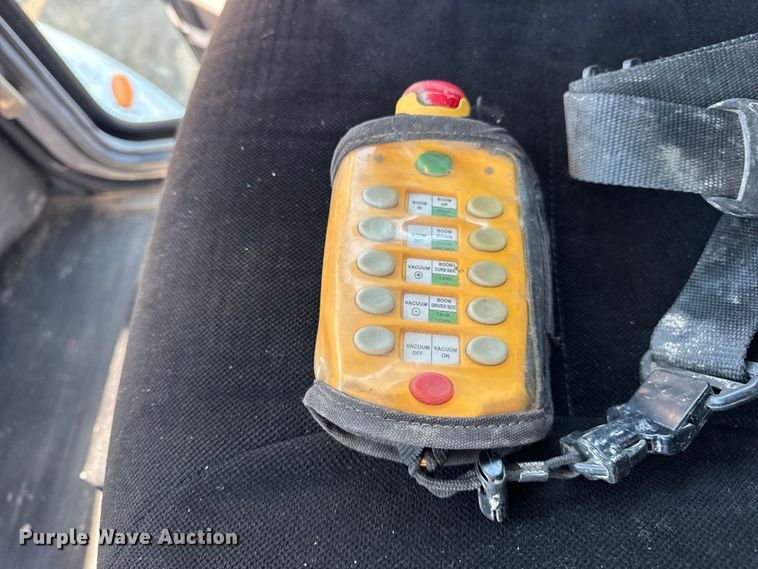 image for item ER0345 2014 Peterbilt 348 sewer jetter truck