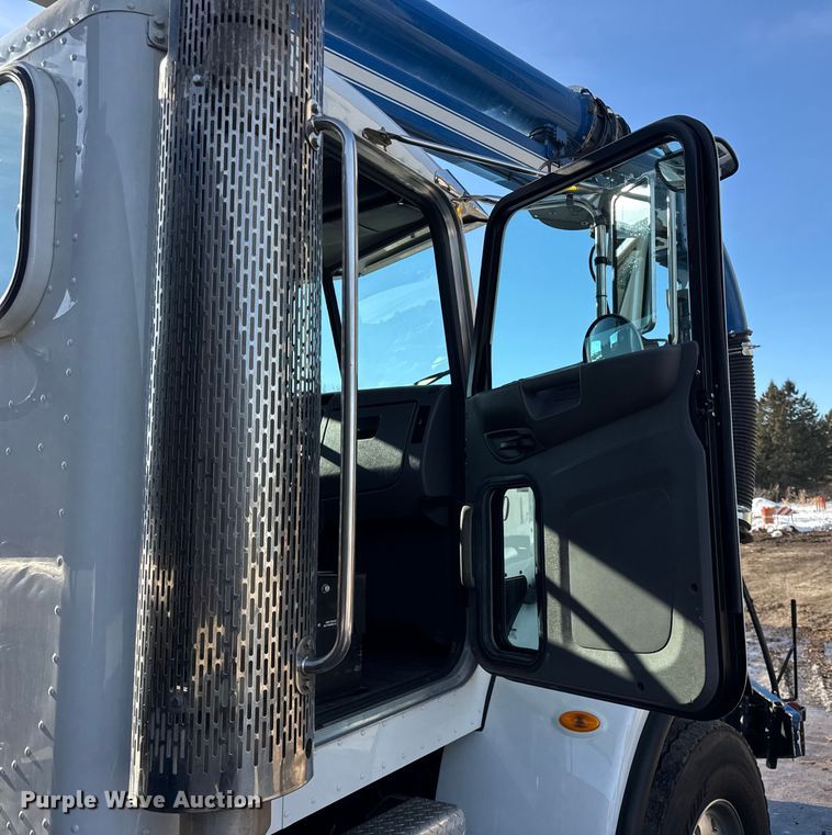 image for item ER0345 2014 Peterbilt 348 sewer jetter truck