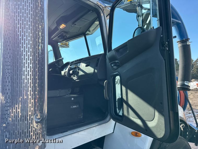 image for item ER0345 2014 Peterbilt 348 sewer jetter truck