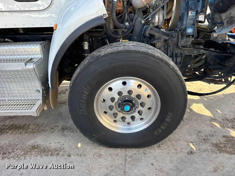 image for item ER0345 2014 Peterbilt 348 sewer jetter truck