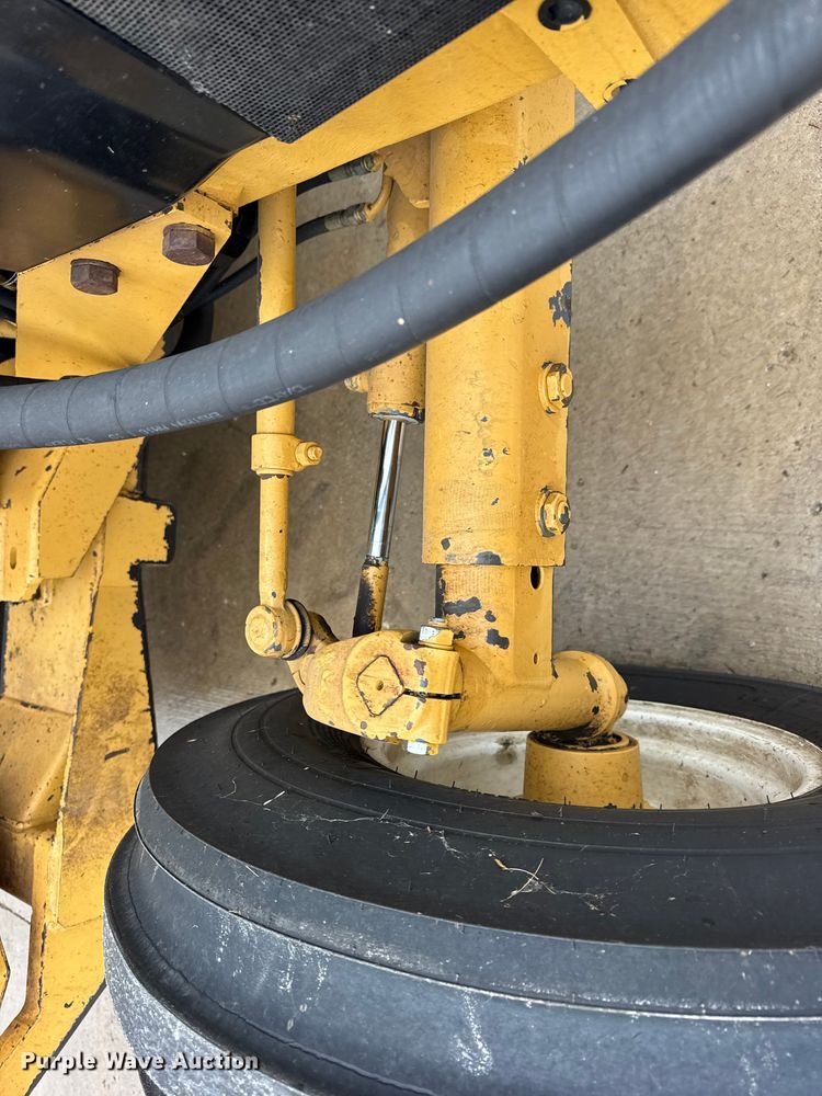 image for item ER0376 1997 New Holland 6635 tractor