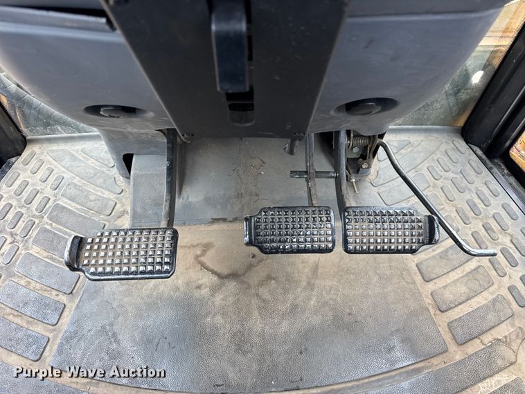 image for item ER0376 1997 New Holland 6635 tractor