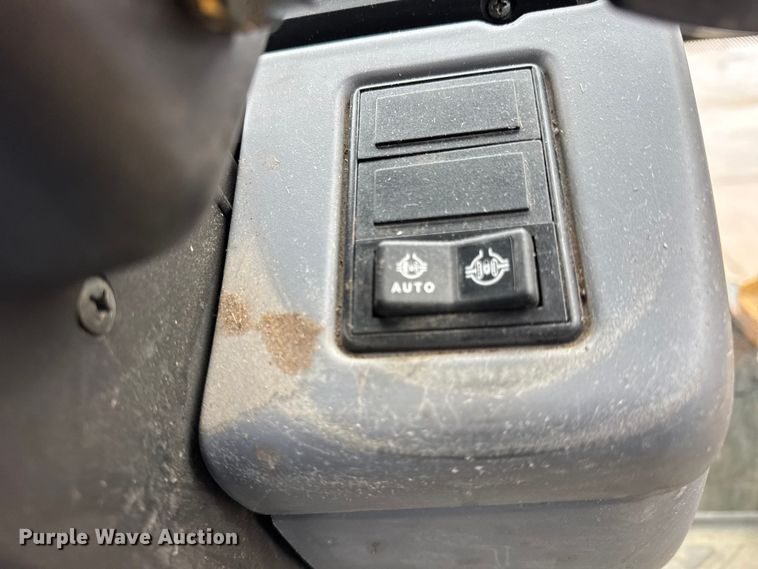 image for item ER0376 1997 New Holland 6635 tractor