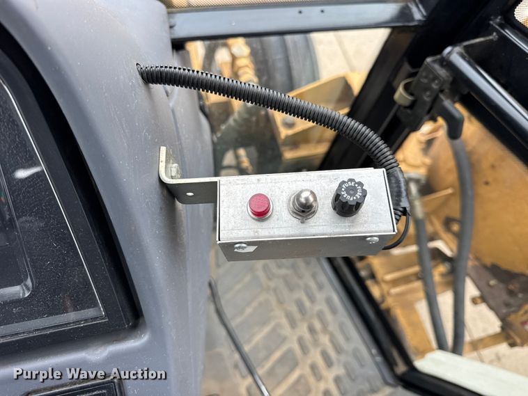 image for item ER0376 1997 New Holland 6635 tractor