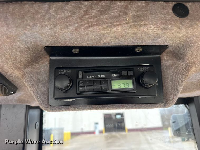 image for item ER0376 1997 New Holland 6635 tractor