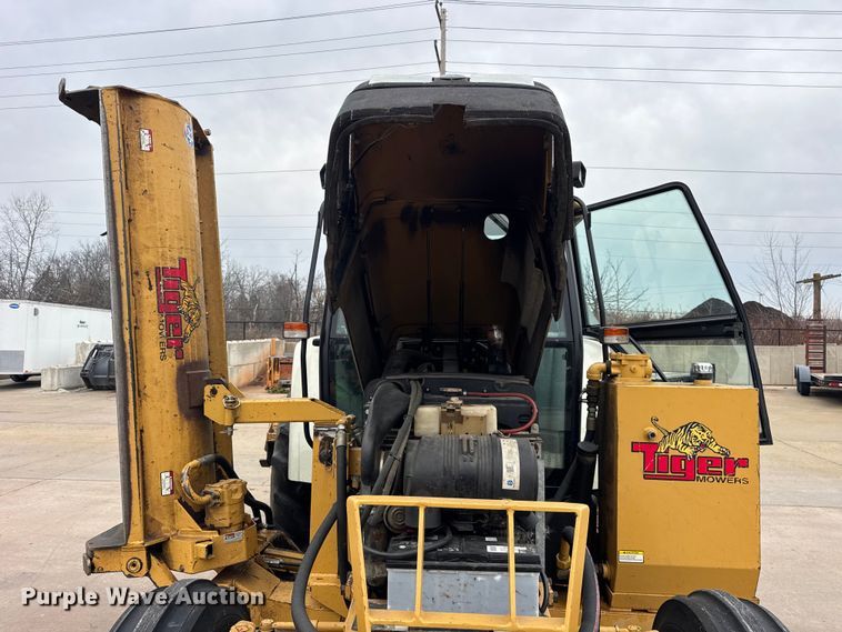 image for item ER0376 1997 New Holland 6635 tractor