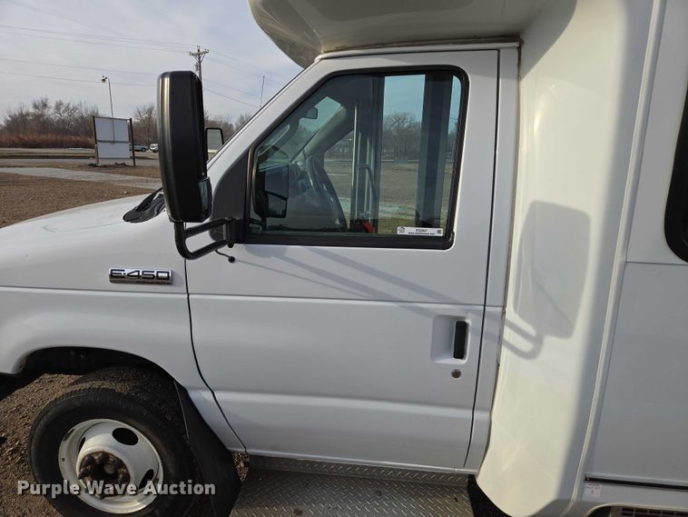 image for item ES2667 2013 Ford Eldorado shuttle bus