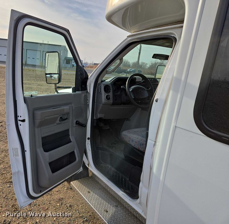 image for item ES2667 2013 Ford Eldorado shuttle bus