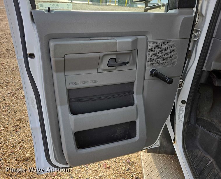 image for item ES2667 2013 Ford Eldorado shuttle bus