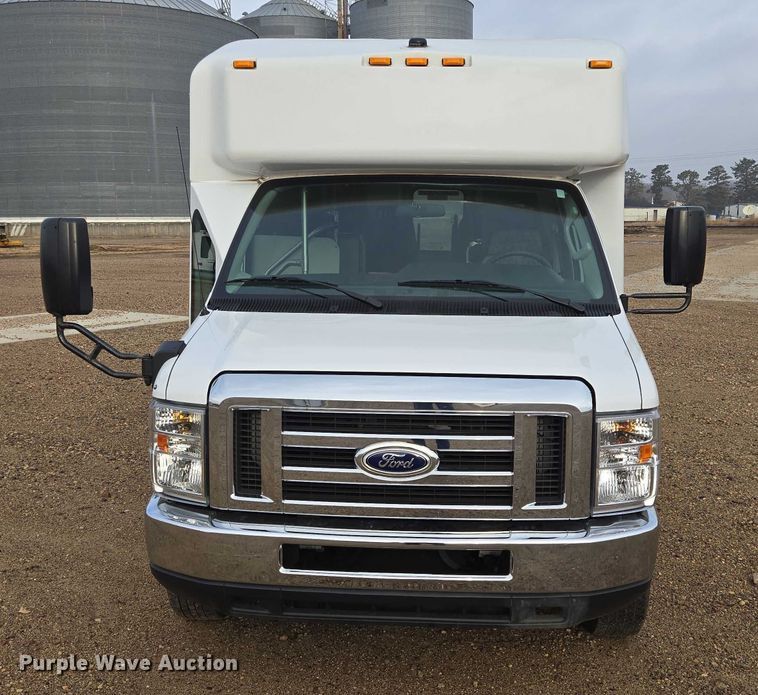 image for item ES2668 2016 Ford Advantage 240 shuttle bus