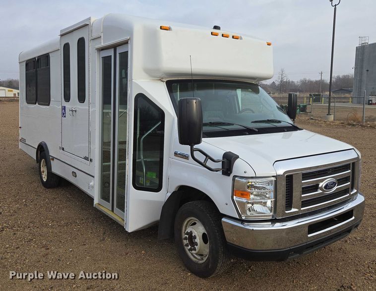 image for item ES2668 2016 Ford Advantage 240 shuttle bus