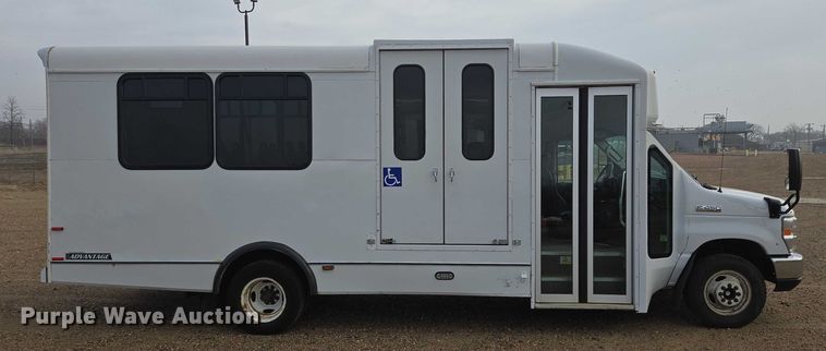 image for item ES2668 2016 Ford Advantage 240 shuttle bus