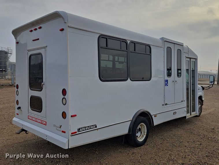 image for item ES2668 2016 Ford Advantage 240 shuttle bus