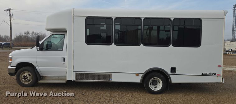 image for item ES2668 2016 Ford Advantage 240 shuttle bus
