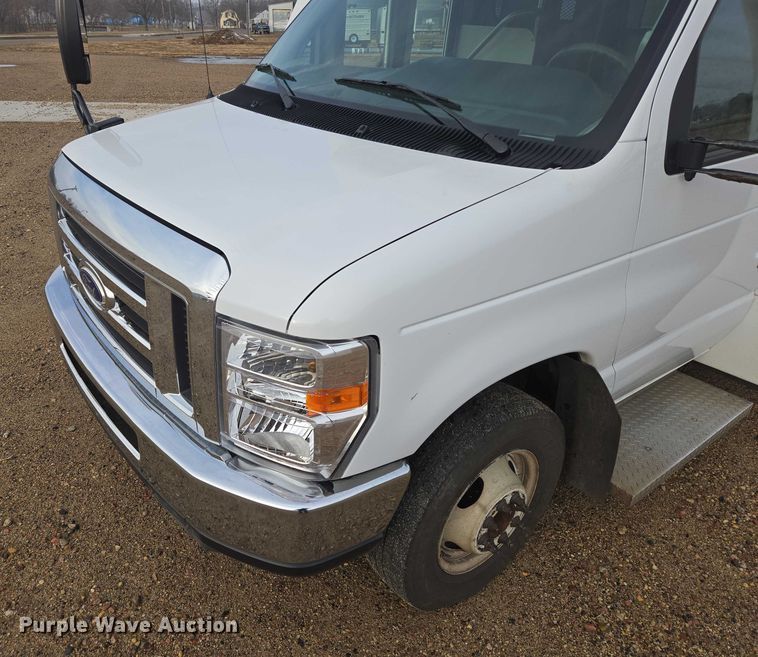 image for item ES2668 2016 Ford Advantage 240 shuttle bus