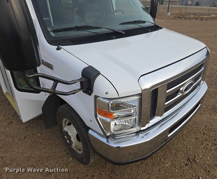 image for item ES2668 2016 Ford Advantage 240 shuttle bus