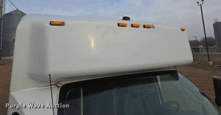 image for item ES2668 2016 Ford Advantage 240 shuttle bus
