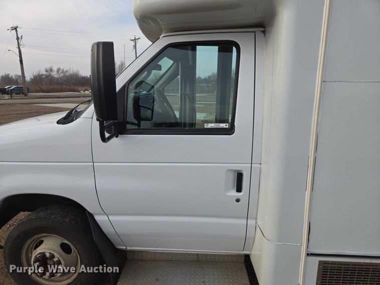 image for item ES2668 2016 Ford Advantage 240 shuttle bus